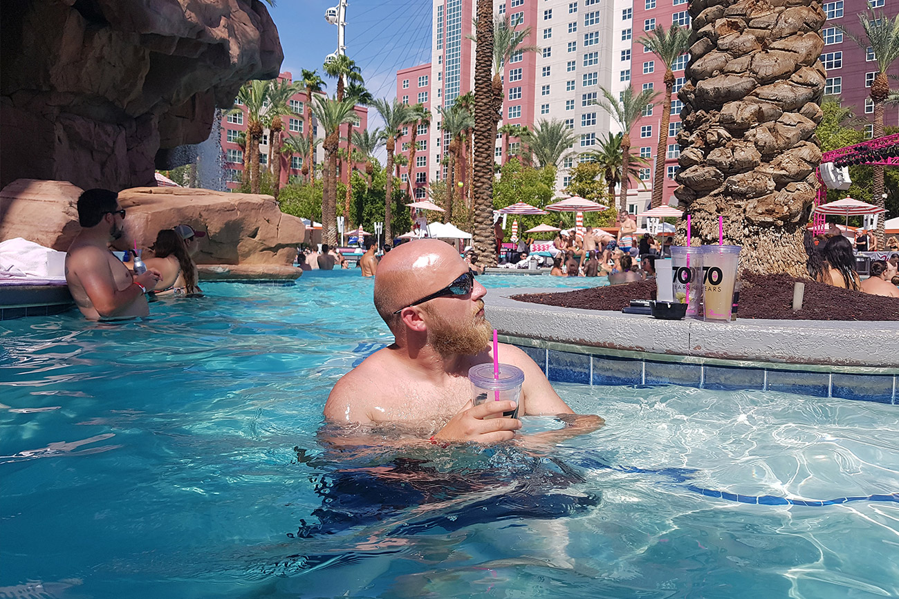 las-vegas-flamingo-pool-party