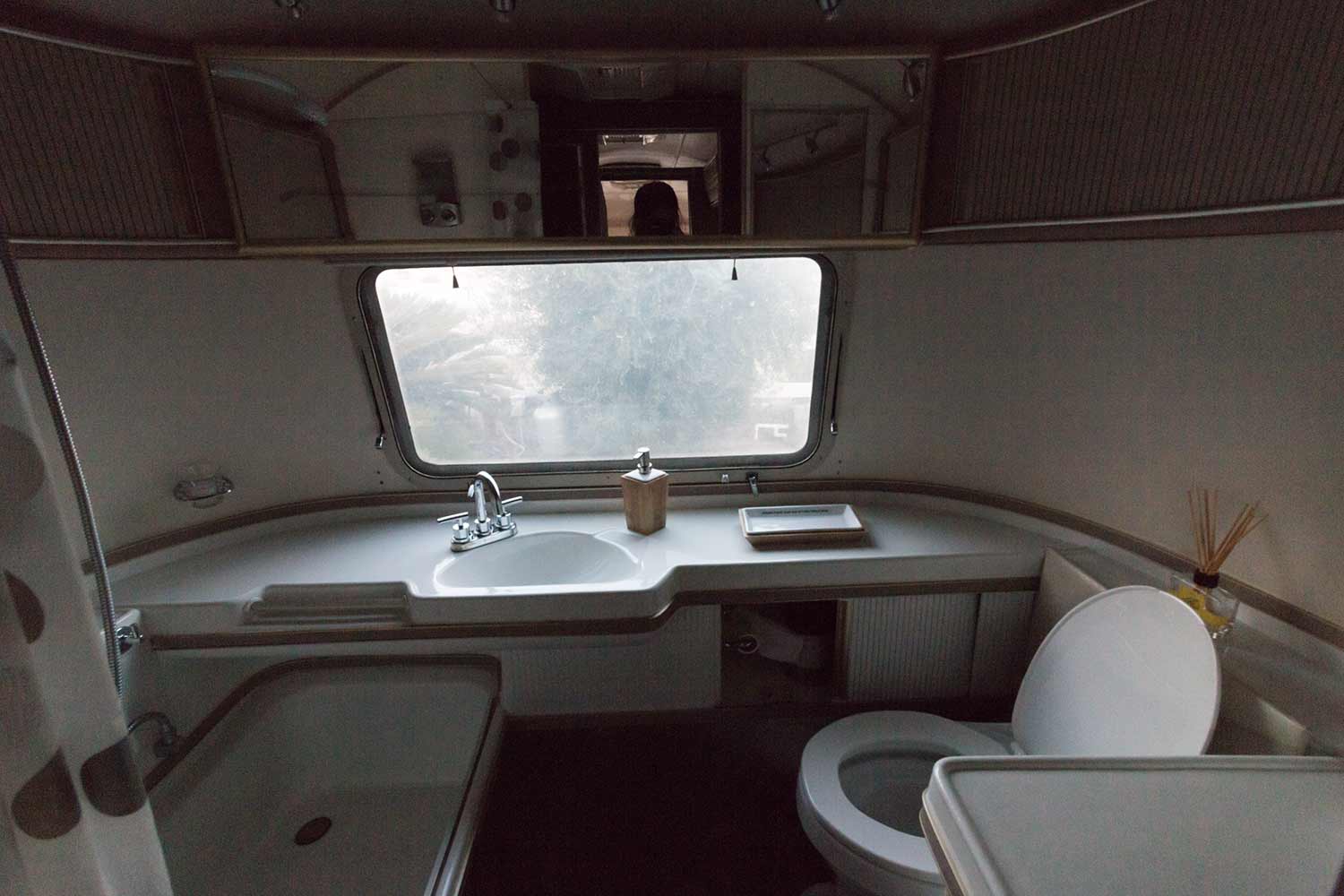 arielkatowice-airstream-interieur-baignoire